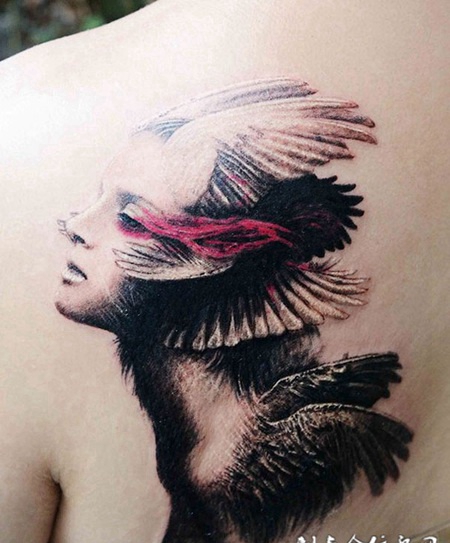 若有所思的羽翼天使后背纹身