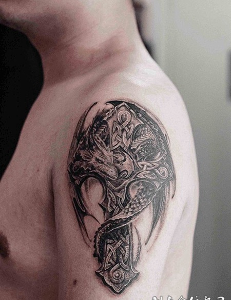 充满神秘的龙与十字架纹身图案