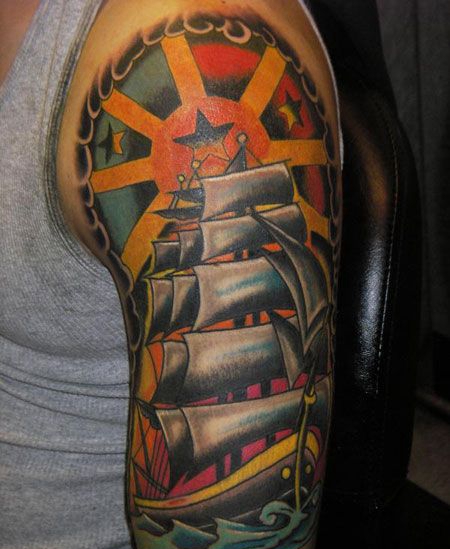 大臂上的帆船纹身图案