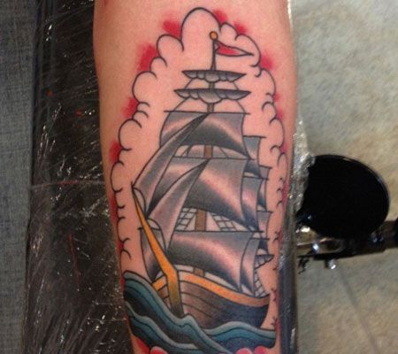 小臂彩色帆船纹身图案