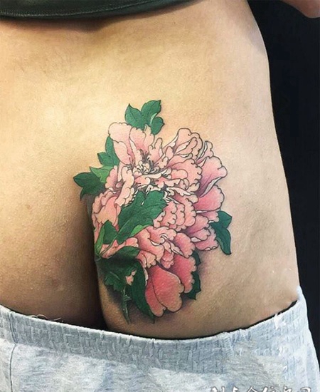 花开不败，臀部牡丹花彩绘纹身