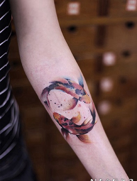 如影随形，手臂好看的双鱼彩绘纹身