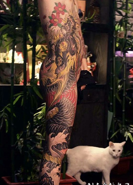 龙游云海，霸气黑龙花腿纹身