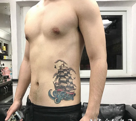 乘风破浪，腰部个性帆船纹身