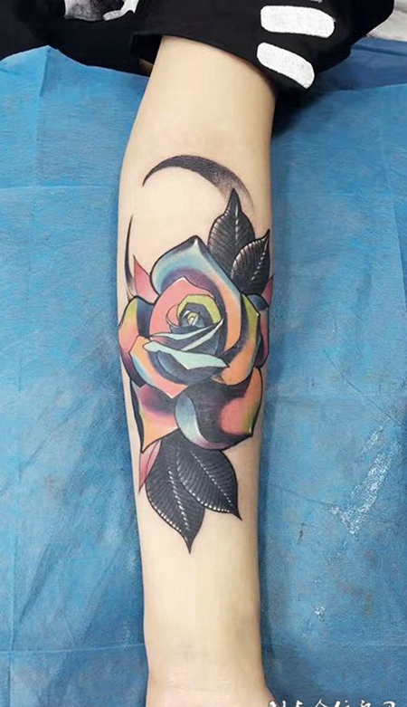 色彩艳丽，手臂彩色玫瑰花纹身图案