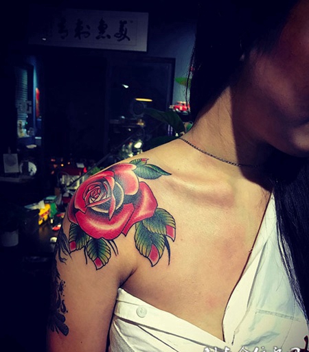 花香满肩，披肩玫瑰花彩绘纹身