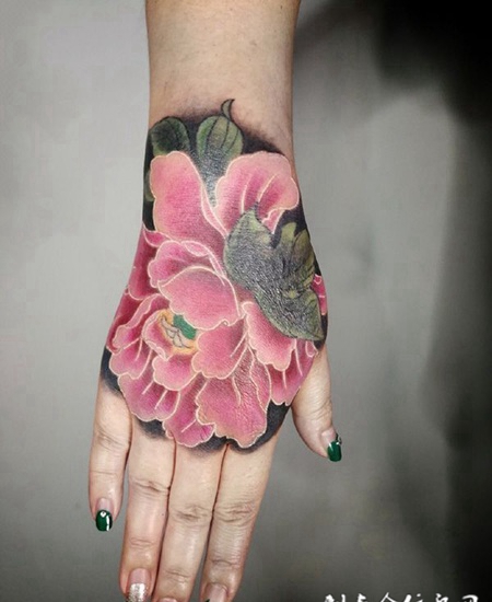 国色天香，手背好看的牡丹花彩绘纹身
