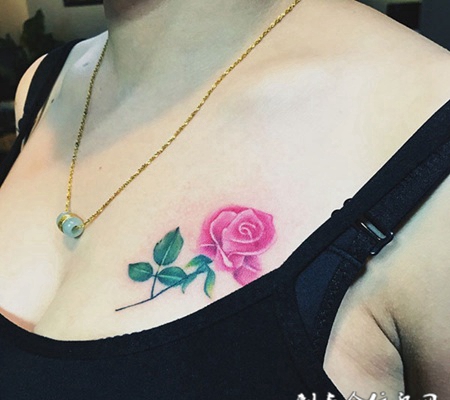 花期如梦，胸部玫瑰花彩绘纹身