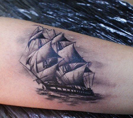 手臂精致帆船纹身图案