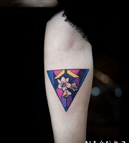 手臂彩绘几何花纹身图案