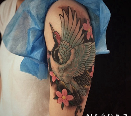 飞鹤翔天，手臂丹顶鹤彩绘纹身