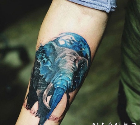手臂彩绘蓝色大象纹身图案