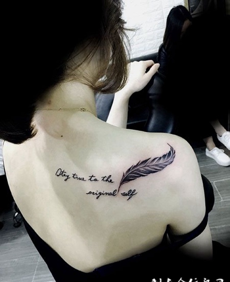 女生后肩英文字母羽毛纹身图案
