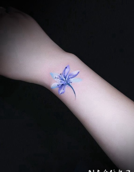 暗香徐来，手腕处好看的鲜花纹身图案