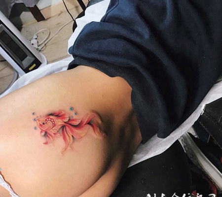 如鱼得水，臀部可爱的金鱼彩绘纹身