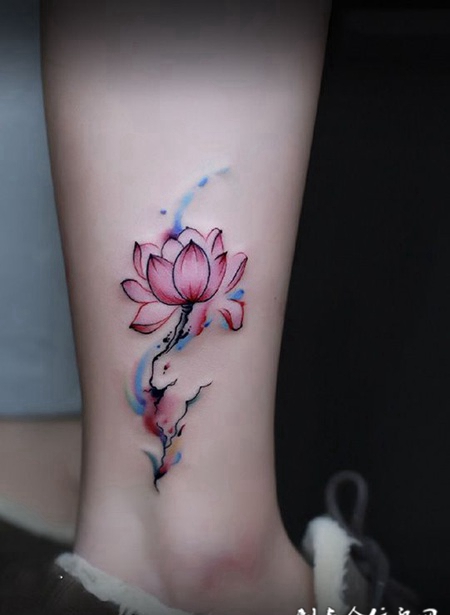 清莲幽香，脚踝莲花水彩纹身图案