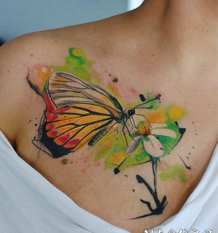 彩蝶戏花，胸部蝴蝶与菊花彩绘纹身