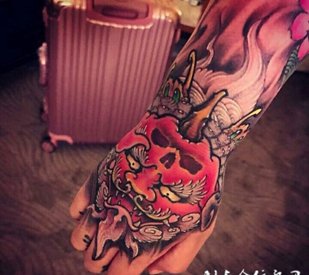 唐狮送福，手背唐狮彩绘纹身