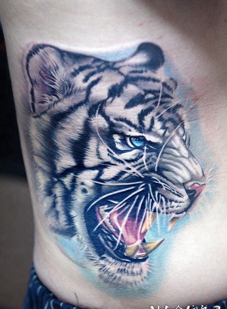 霸天虎啸，侧腰写实白虎彩绘纹身