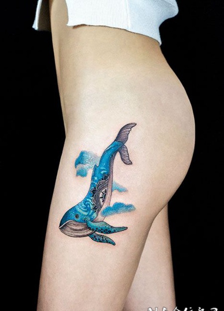 臀部蔚蓝的鲸鱼纹身图案