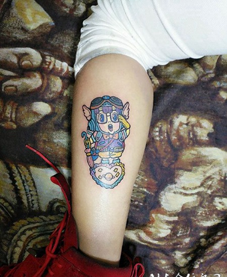 腿部彩绘卡通阿拉蕾纹身图案