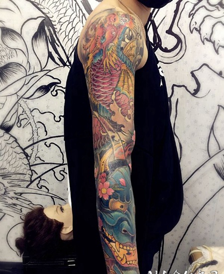鱼跃成龙，个性鳌鱼与般若花臂纹身