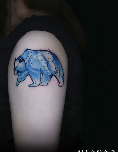 手臂彩绘北极熊纹身图案