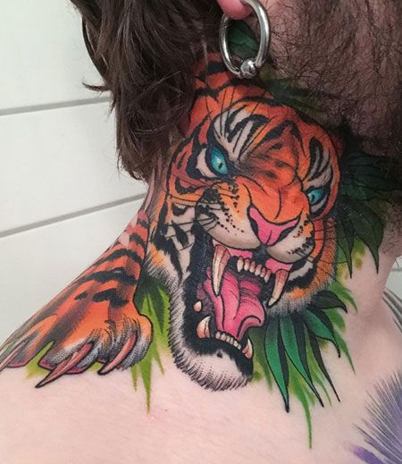 猛虎咆哮，颈部霸气老虎彩绘纹身
