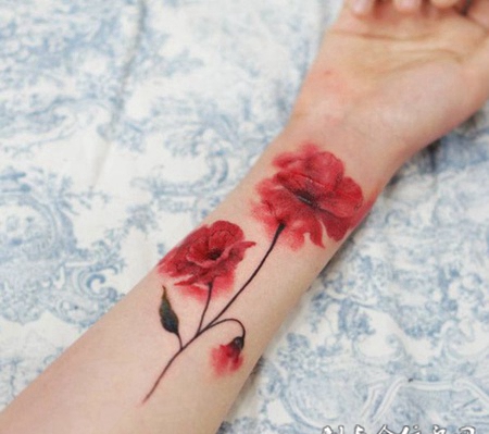 娇艳红花，手臂好看的花蕊彩绘纹身