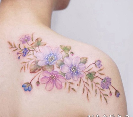 春暖花开，披肩鲜花彩绘纹身