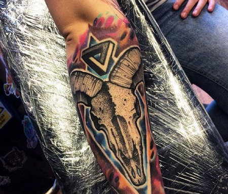 浴火重生，手臂羊骷髅纹身图案缩略频道推荐图