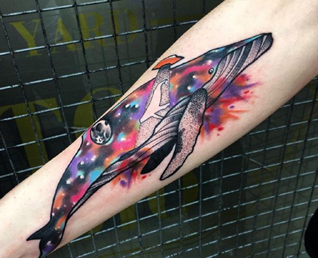 星空下的幻想，手臂鲸鱼彩绘纹身图案