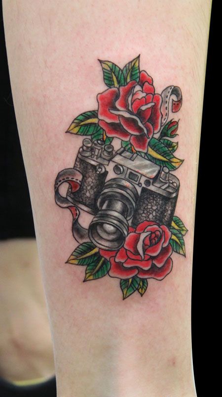 小腿相机玫瑰纹身图案