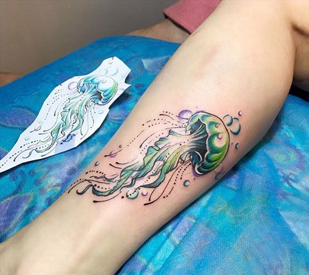 水中精灵，小腿水母彩绘纹身