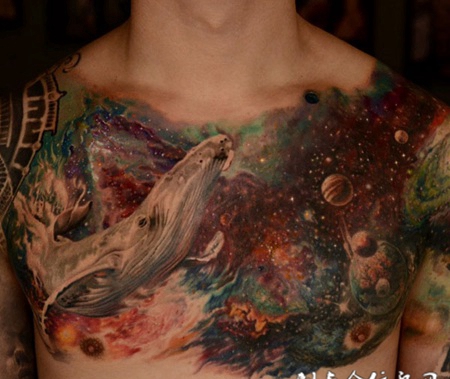 遨游太空，好看的鲸鱼星空花胸纹身