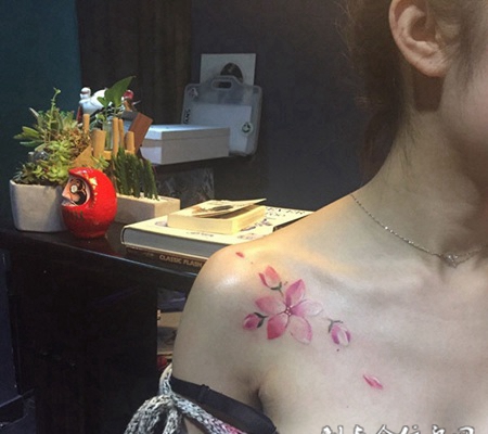 春风吹花落，锁骨个性鲜花彩绘纹身