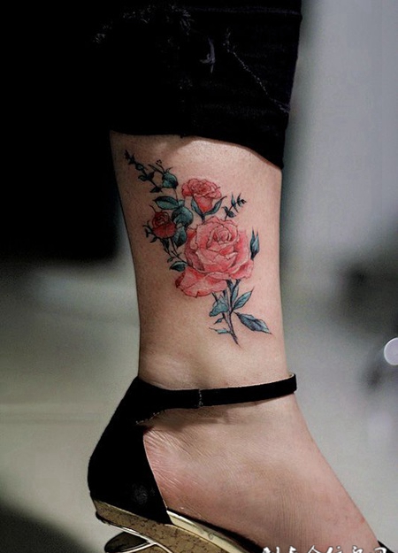 女人似花开，脚踝玫瑰花彩绘纹身