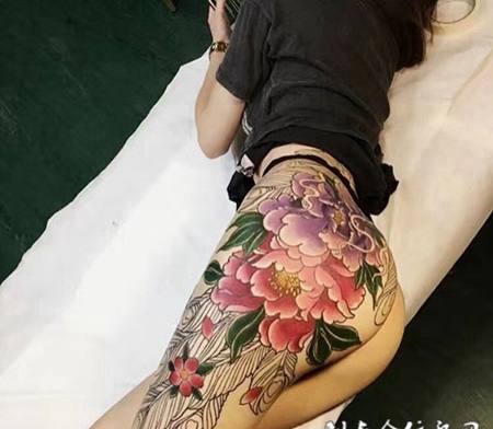 争芳逐艳，美女臀部牡丹花彩绘纹身