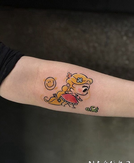 可爱小公举，手臂长发公主卡通彩绘纹身