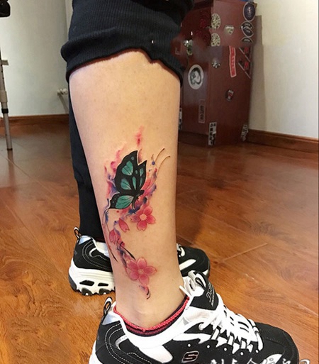 蝶舞花间，小腿蝴蝶与樱花彩绘纹身