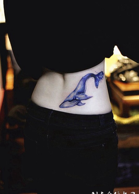蓝色海洋，腰部蓝鲸个性纹身