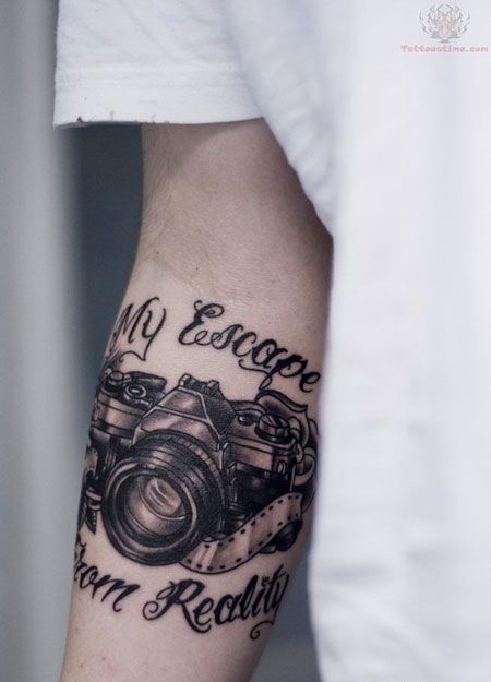 小臂上的相机纹身图案