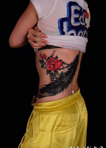 花之娇艳，腰部玫瑰花与羽毛个性纹身