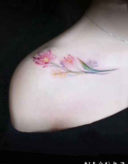 风吹的美丽，锁骨鲜花彩绘纹身