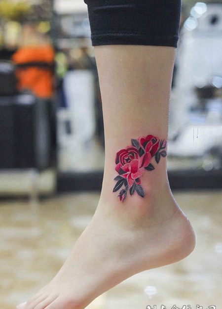 驻足的美丽，脚踝处玫瑰花彩绘纹身