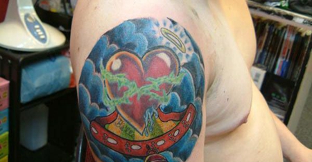 大臂桃心铃铛纹身图案