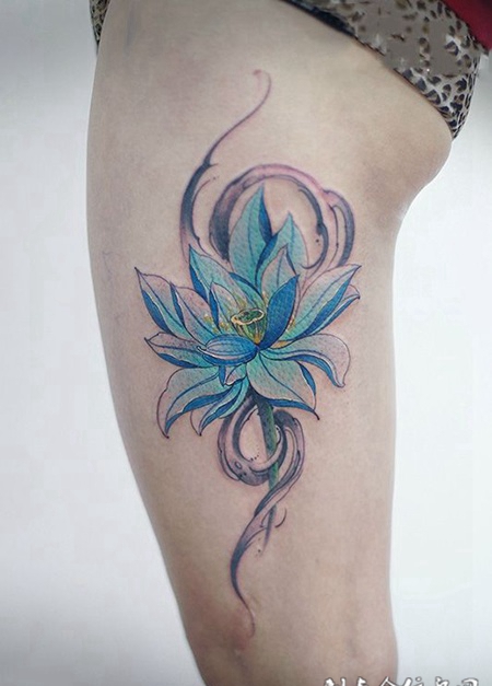 高洁雪莲，大腿蓝色莲花纹身图案