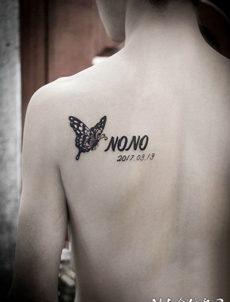 后背蝴蝶与英文字母纹身图案