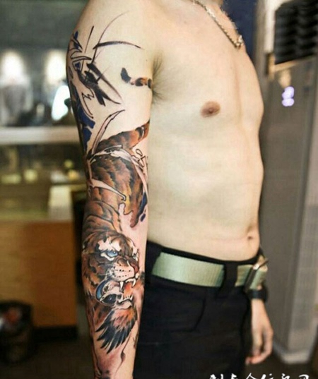 饿虎扑食，手臂下山虎彩绘纹身