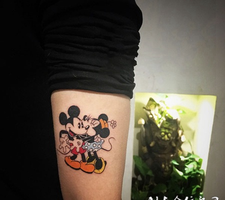 童年的欢乐，手臂米奇老鼠卡通彩绘纹身
